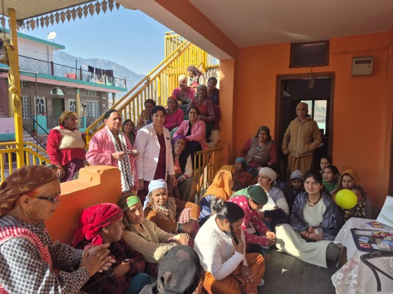 परिवार नियोजन को लेकर ग्राम नौगांव में सास-बहु सम्मेलन का आयोजन