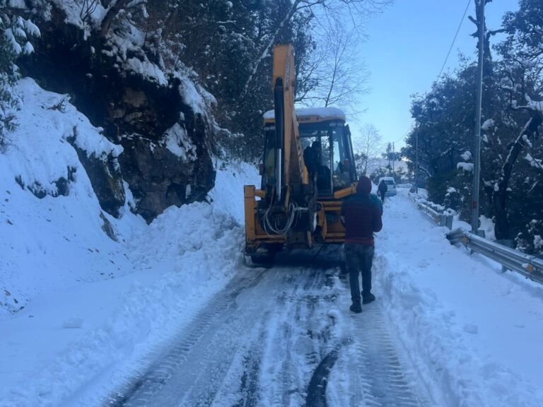 बर्फ और बारिश के कारण  तो दर्जन से ऊपर  सड़के बाधित कई क्षेत्र बिजली आपूर्ति से ठप