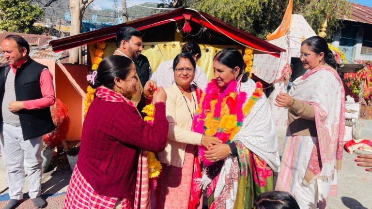 गड़वाल सह संयोजक विनीता रावत व   महिलामोर्चा की ओर से दो स्थान परर प्रारम्भ किया गया  महिला चोपाल