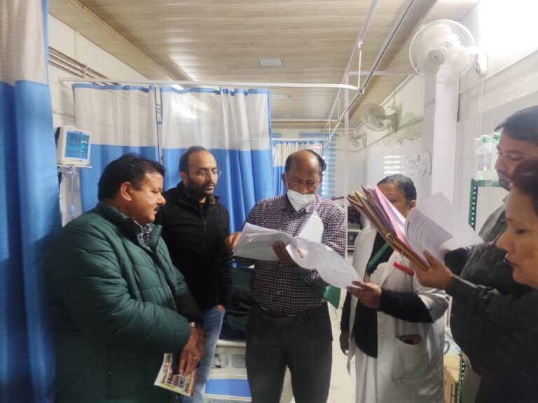 जनपद में स्वास्थ्य व्यवस्थाओं के सुदृढ़ीकरण के उद्देश्य से निदेशक, गढ़वाल मंडल का जनपद में एक दिवसीय भ्रमण। उत्तरकाशी