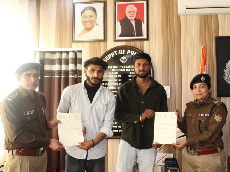 नदी मे कूदकर आत्महत्या का प्रयास करने वाली महिला की जान बचाने वाले 2 युवकों को एसपी उत्तरकाशी द्वारा किया गया सम्मानित।