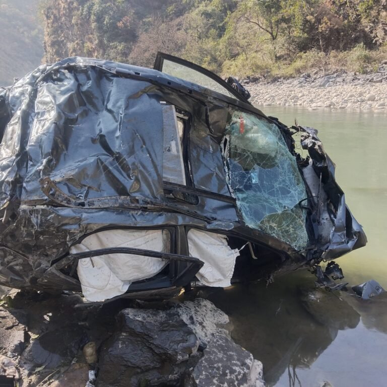 दुखद हादसा उत्तरकाशी यमुना नदी में मैक्स  बहन गिरने से दो लोगों की मौके पर मौत