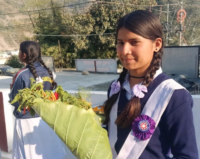 रा0इ0का0 चिन्यालीसौड़ के छात्रों की नई पहलः प्लास्टिक की जगह केले के पत्ते और स्थानीय फूलों से अतिथियों का स्वागत
