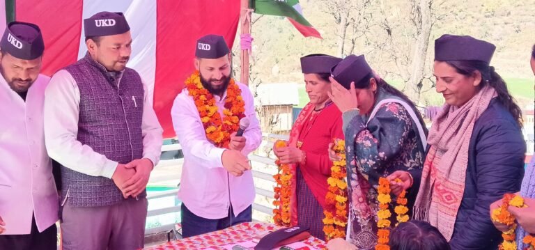 उत्तरखण्ड क्रांति दल ने गंगोत्री विधानसभा के हीटाणु गांव से की सदस्यता अभियान की शुरुआत नवनीत उनियाल उत्तराखंड क्रांति मे फुकेंगे जान
