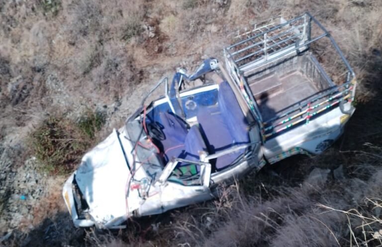 ब्रेकिंग न्यूज़ यूटिलिटी  खाई में जा गिरी एक महिला की मौत, सात गंभीर रूप से घायल,