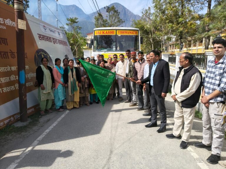 आधुनिक खेती की बारीकियां सीखने पंतनगर कृषि मेले रवाना हुए उत्तरकाशी के 52 किसान DM ने दिखाई हरी झंडी