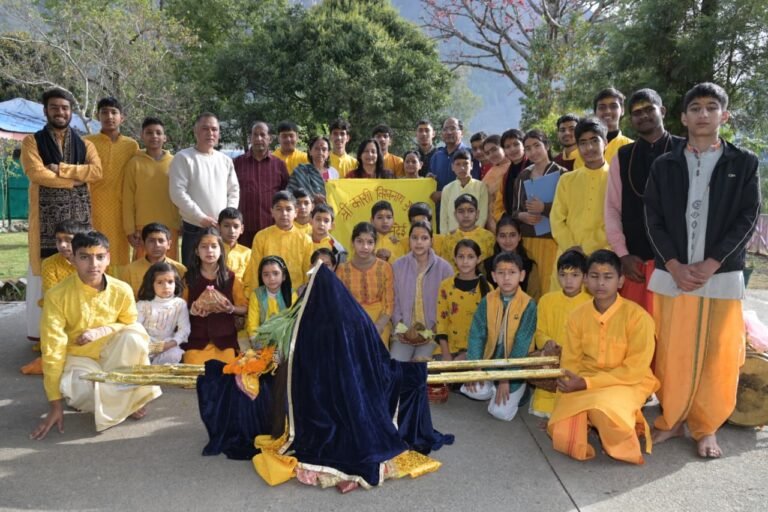 एसपी द्वारा  गुरुकुलम के बाल सेवकों के संग दोहराया  परंपरा, संस्कृति एवं पर्यावरण के संरक्षण का संकल्प।