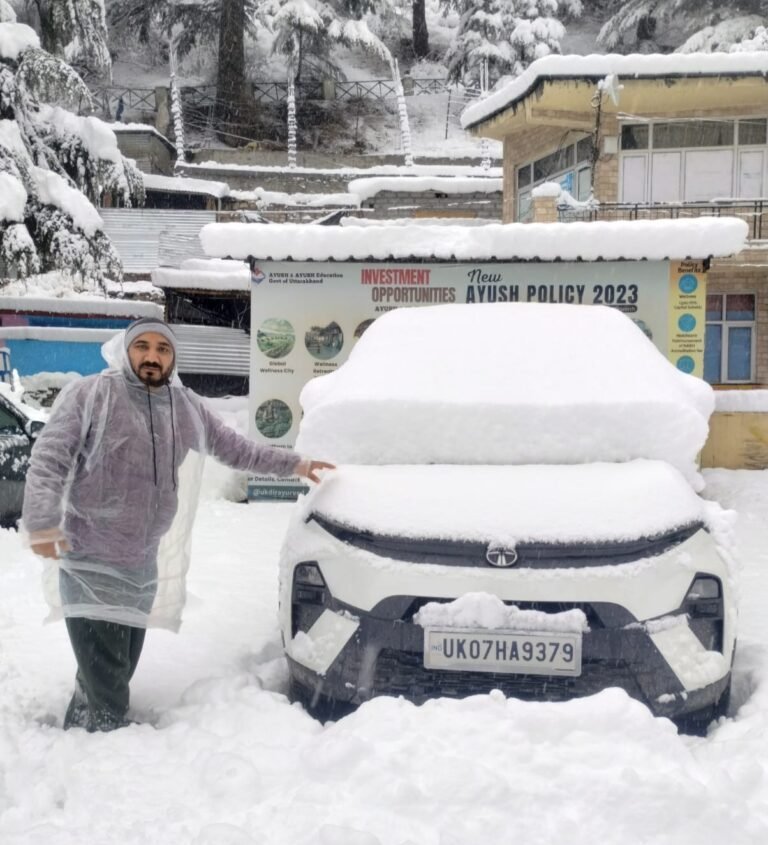 बारिश व बर्फ बारी के कारण जन जीबन अस्त बयस्त ठंड में इजाफा