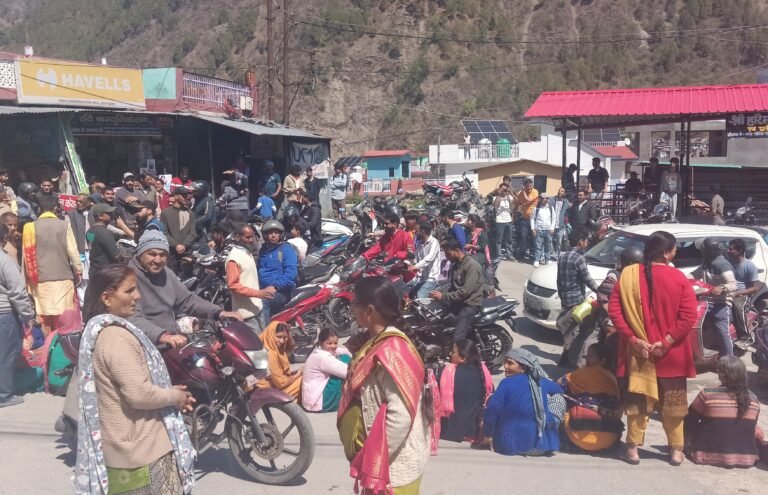 उत्तरकाशी में गैस संकट गहराया, सड़कों पर उतरे लोग, विकास भवन रोड पर जाम