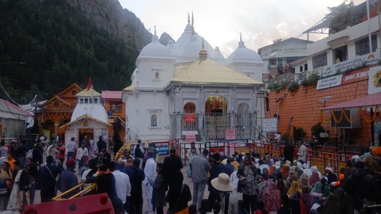 गंगा दशहरा की पूर्व संध्या पर आस्था का महासैलाब, गंगोत्री धाम में उमड़े हजारों श्रद्धालु