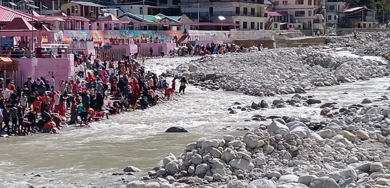 गंगोत्री धाम के घाटों की बदहाल स्थिति बनी चिंता का विषय, स्थानीय लोगों ने जताई बड़े खतरे की आशंका