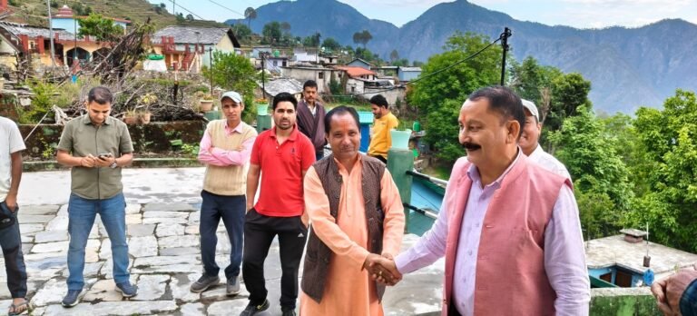 गंगोत्री क्षेत्र में पूर्व विधायक विजयपाल सजवाण का जनसंपर्क अभियान तेज, साल्ड और ज्ञाणजा गांव में सुनीं जनसमस्याएं