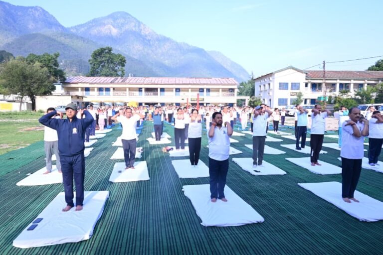 स्वस्थ आयु के लिए योग” थीम के साथ उत्तरकाशी में हजारों लोगों ने किया योगाभ्यास
