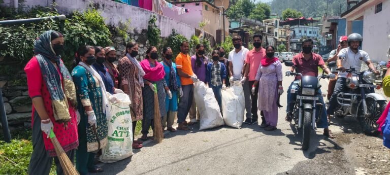 योग दिवस पर ग्राम मानपुर में चला स्वच्छता अभियान, स्वच्छता का लिया संकल्प