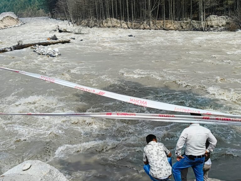 हर्षिल पर मंडरा रहा खतरा, सुरक्षा दीवार निर्माण में देरी पर ग्राम प्रधान ने डीएम से लगाई गुहार