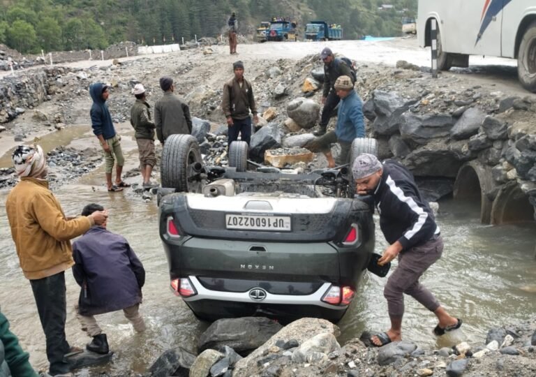 ब्रेकिंग न्यूज़ | धराली में कार दुर्घटनाग्रस्त, एक ही परिवार के चार लोग घायल