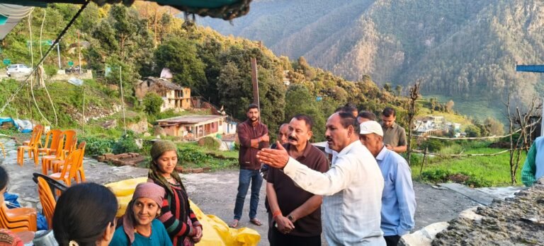 गांव-गांव पहुंच रहे विजयपाल सजवाण, सुख-दुःख के साथी बनकर जीत रहे जनता का भरोसा