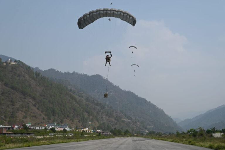 चीन सीमा पर सेना का शक्ति प्रदर्शन, धरासू हवाई पट्टी पर उतरे पैरा कमांडो, पहाड़ों में दिखाया युद्ध कौशल