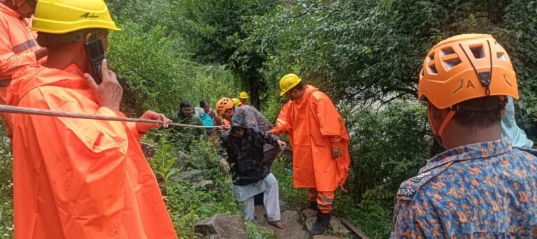 स्यानाचट्टी भूस्खलन क्षेत्र पहुंचे डीएम प्रशांत आर्य, यातायात बहाली के लिए युद्धस्तर पर कार्य के निर्देश