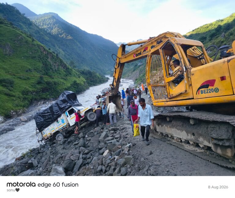 गंगोत्री हाईवे पर बड़ा हादसा टला, पापड़ गाड के पास गंगा में गिरने से बाल-बाल बचा कांवड़ियों का पिकअप वाहन