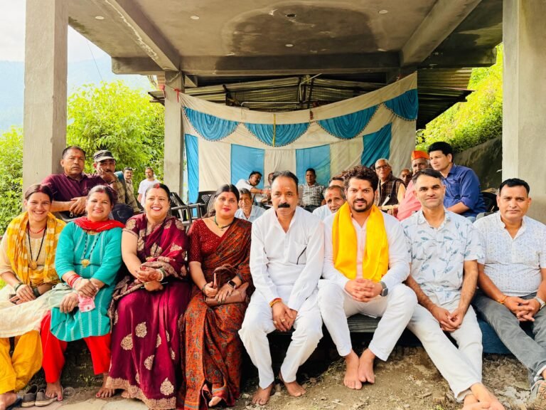 उत्तरकाशी रिपोर्ट महावीर सिंह राणा विकासखंड भटवाड़ी के ग्राम लोथंरू स्थित प्राचीन भगवान श्री बाणेश्वर महादेव मंदिर परिसर में आयोजित विशेष पूजा-अर्चना एवं पारंपरिक मेले में डुंडा के ब्लॉक प्रमुख राजदीप सिंह परमार शामिल हुए। उन्होंने मंदिर में भगवान श्री बाणेश्वर महादेव के दर्शन कर विधिवत पूजा-अर्चना की और क्षेत्रवासियों की सुख-समृद्धि, उत्तम स्वास्थ्य एवं खुशहाली की कामना की। मेले में ब्लॉक प्रमुख ने श्रद्धालुओं, स्थानीय जनप्रतिनिधियों एवं ग्रामीणों से आत्मीय मुलाकात कर उन्हें शुभकामनाएं दीं। उन्होंने कहा कि उत्तराखंड की धार्मिक एवं सांस्कृतिक परंपराएं हमारी अमूल्य धरोहर हैं। ऐसे पारंपरिक धार्मिक मेले आस्था और संस्कृति को मजबूत करने के साथ ही सामाजिक समरसता एवं आपसी भाईचारे को भी बढ़ावा देते हैं। राजदीप सिंह परमार ने कहा कि लोक परंपराओं और धार्मिक आयोजनों के माध्यम से नई पीढ़ी को अपनी संस्कृति और विरासत से जोड़ने का महत्वपूर्ण अवसर मिलता है। उन्होंने आयोजन समिति एवं समस्त ग्रामवासियों को सफल आयोजन के लिए बधाई देते हुए भगवान श्री बाणेश्वर महादेव से सभी के जीवन में सुख, शांति, समृद्धि एवं मंगल की कामना की।