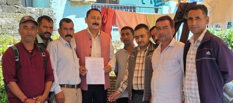 BRO के स्थानीय श्रमिकों की आवाज बने पूर्व विधायक विजयपाल सजवाण, हस्तक्षेप के बाद बहाल हुआ काम